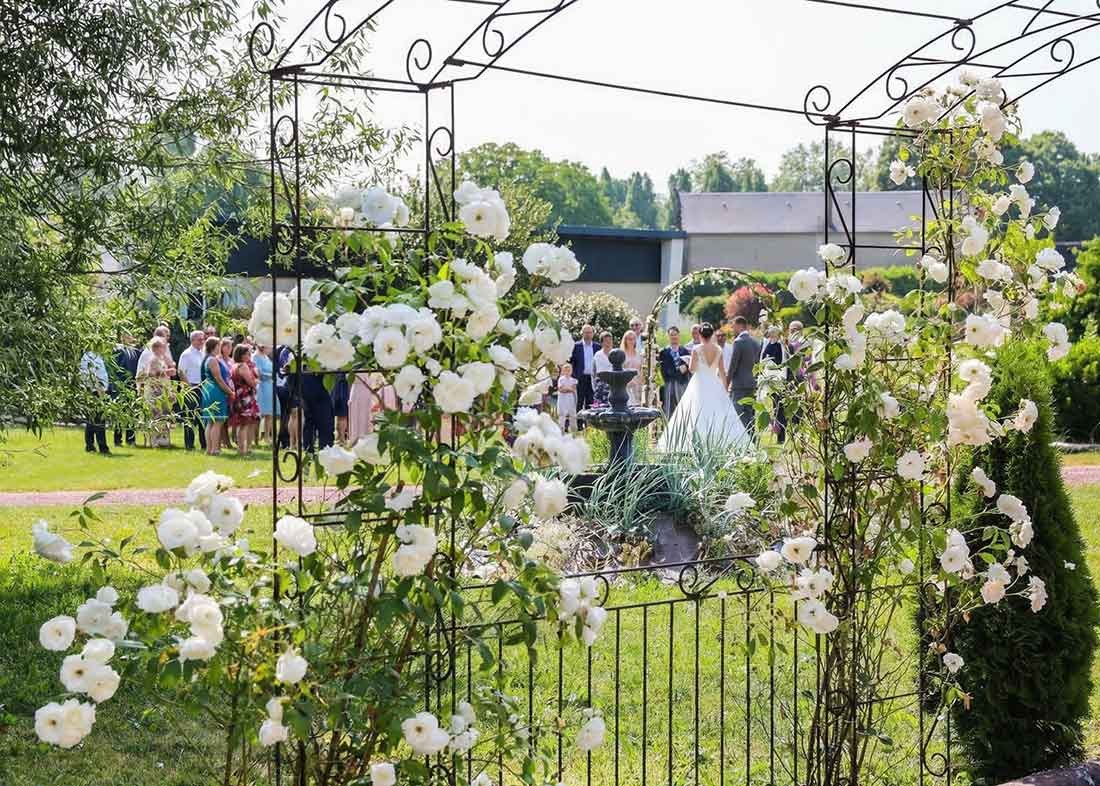 Cérémonie de mariage dans le parc
