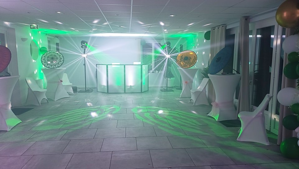Soirée de mariage avec éclairages et ambiance festive