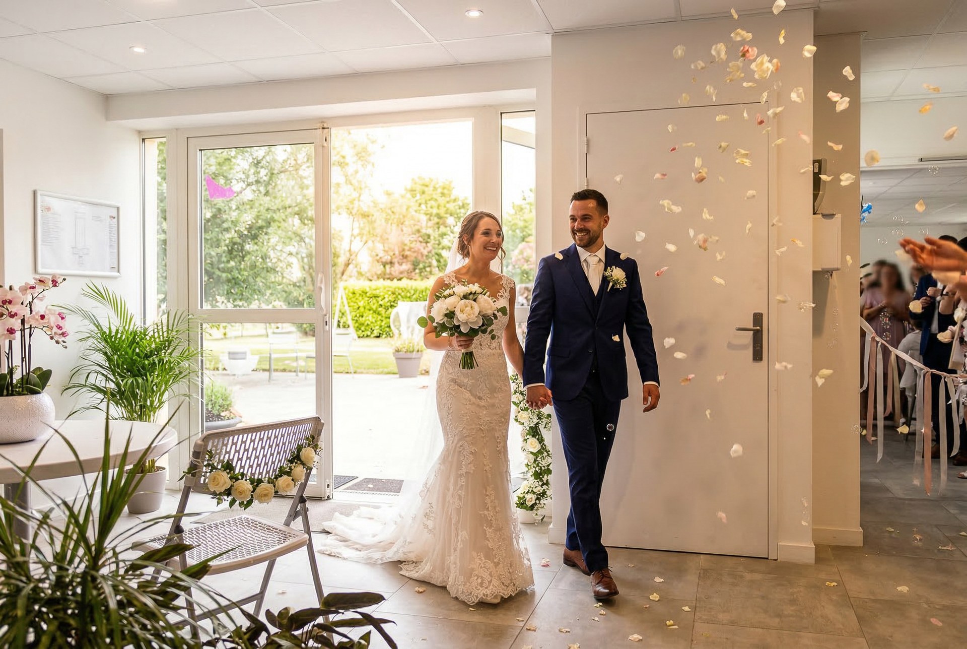 Couple sous une pluie de pétales lors du mariage