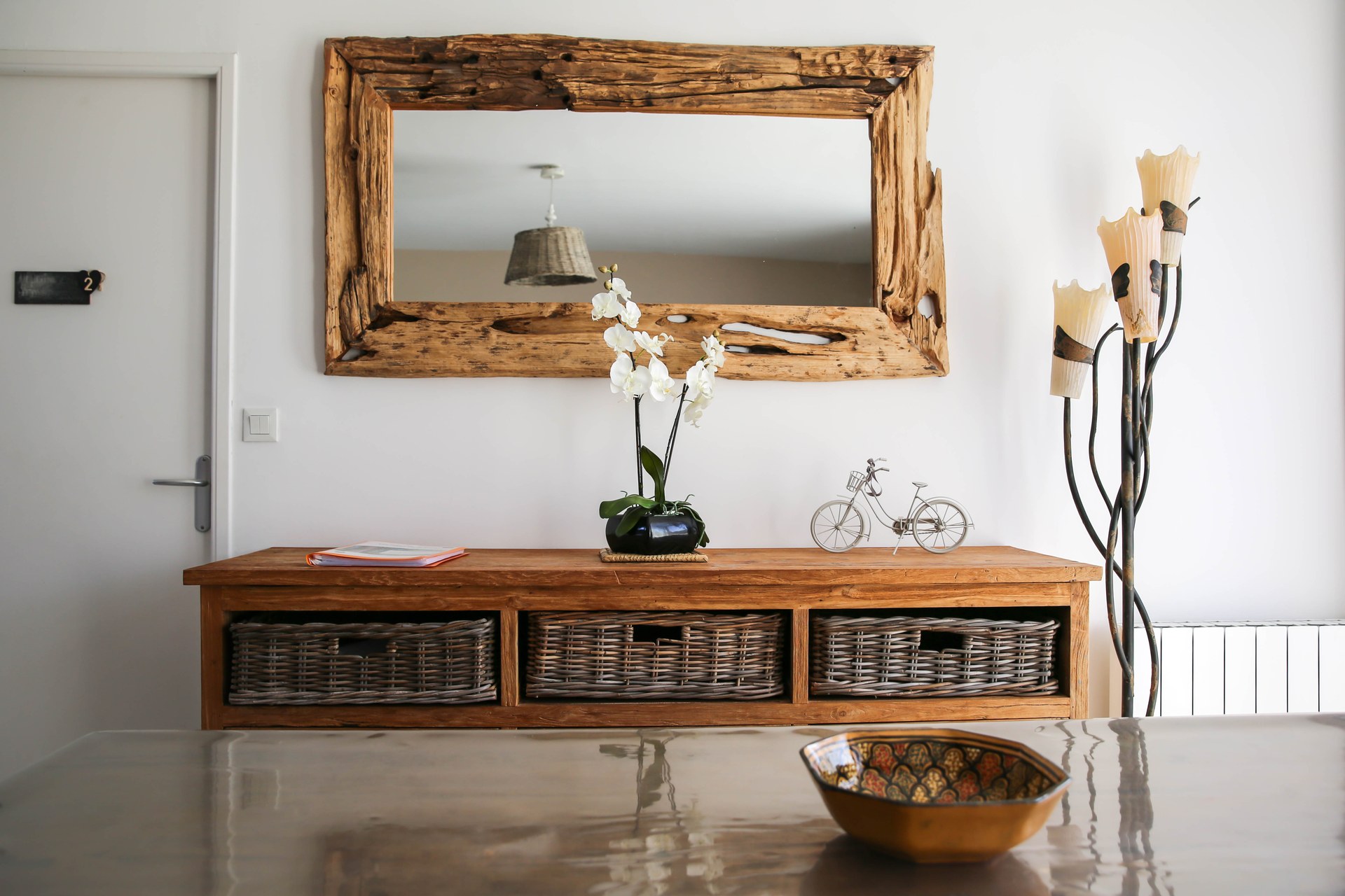 Entrée d'un gîte avec miroir en bois flotté