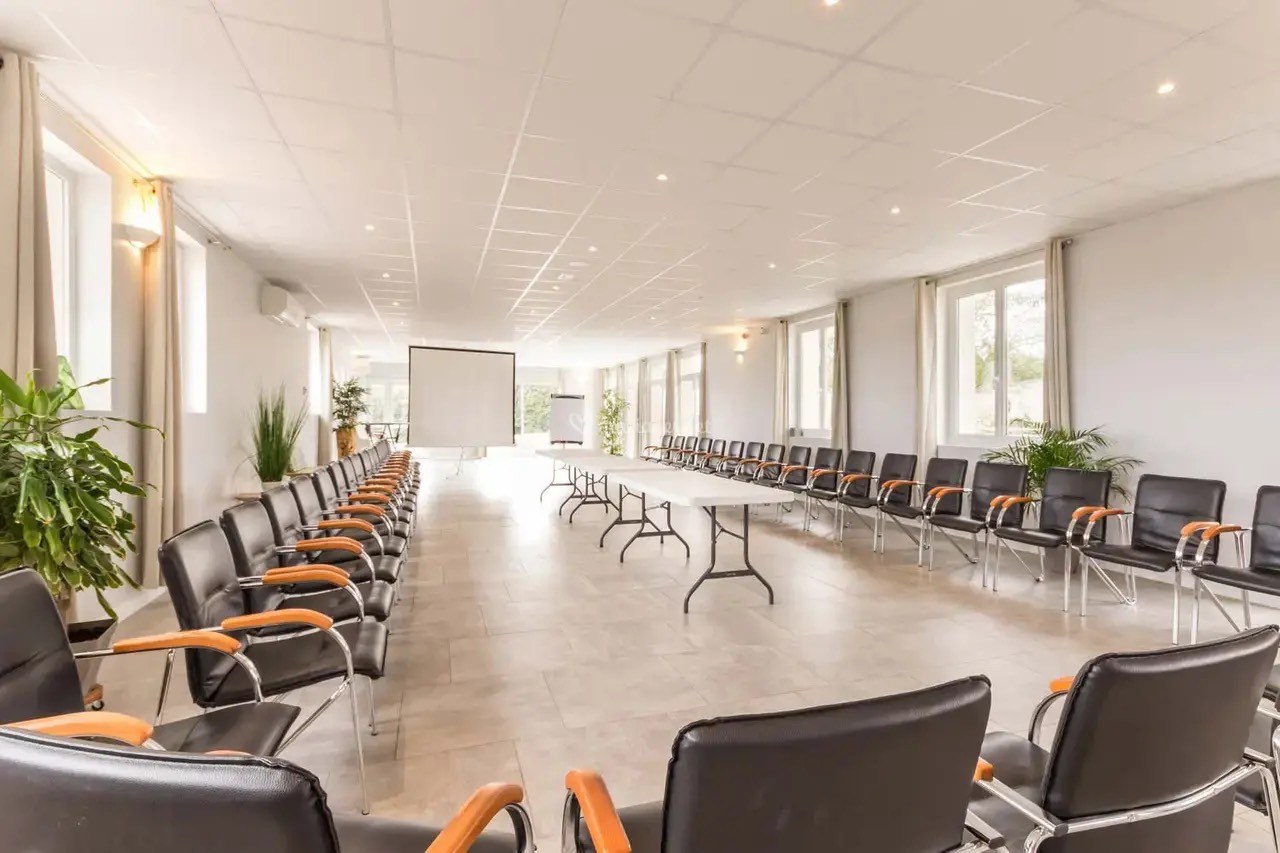 Salle de séminaire en configuration théâtre