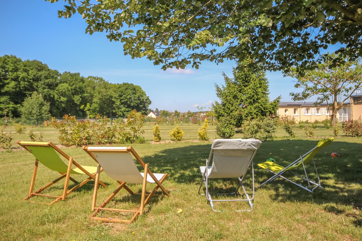 Chaises longues dans le parc en été