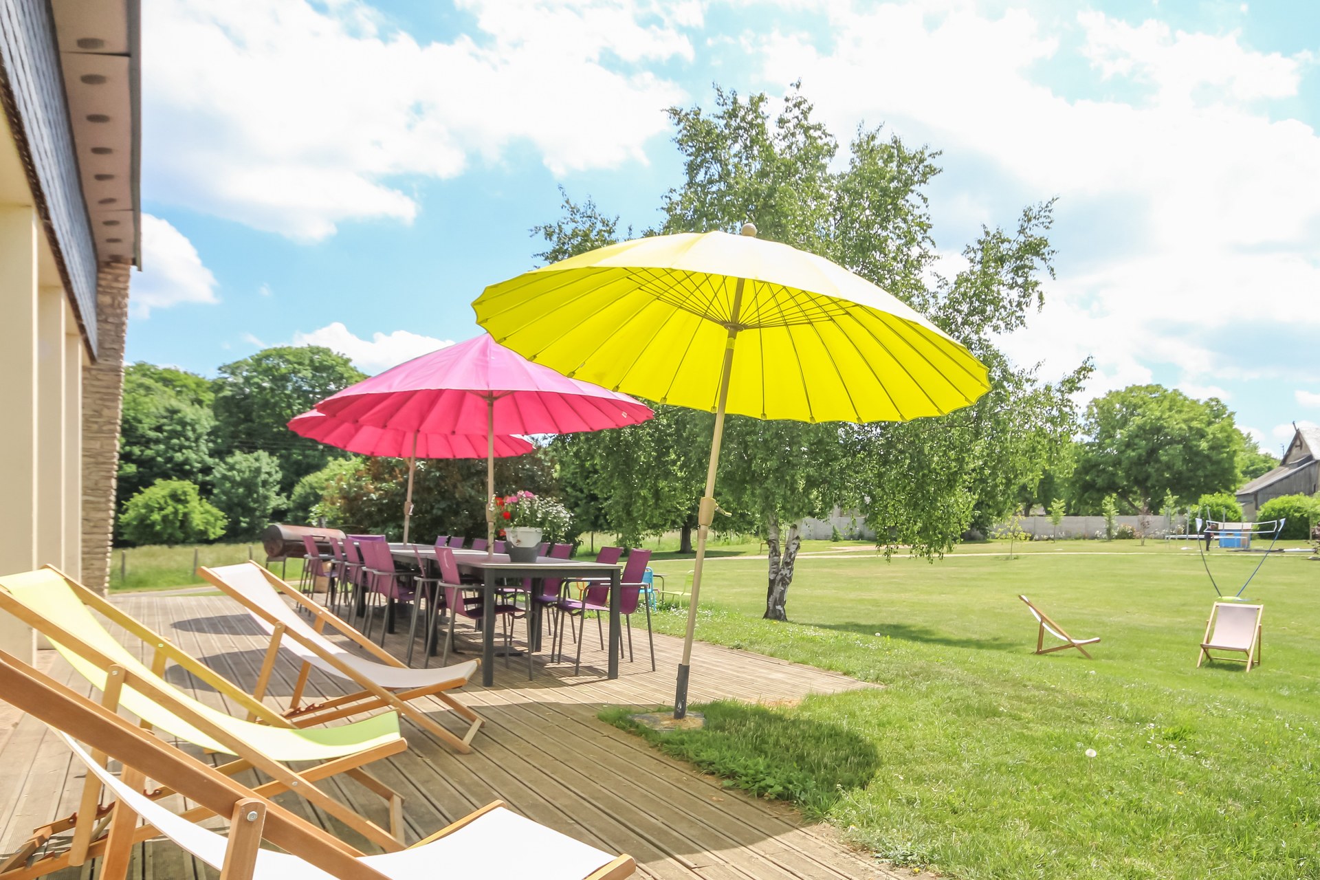Chaises longues et terrasse en bois
