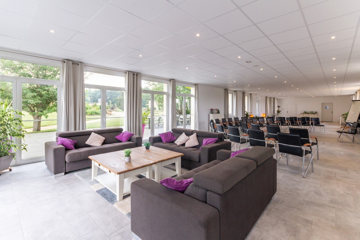 Grande salle en configuration workshop avec sofas