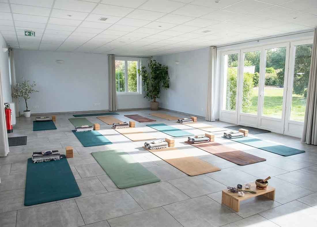 Salle de yoga et bien-être avec grandes baies vitrées