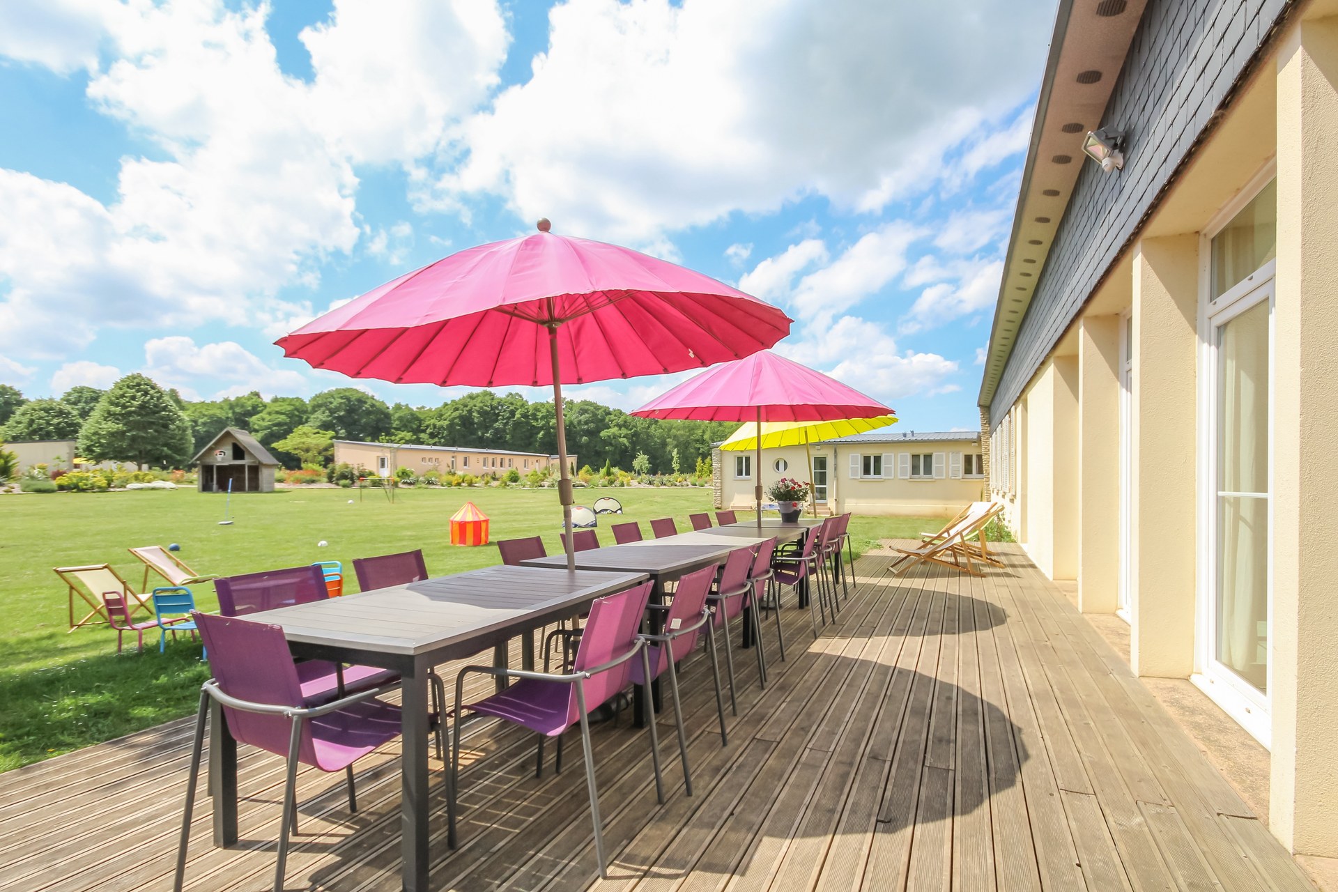 Terrasse avec parasols colorés