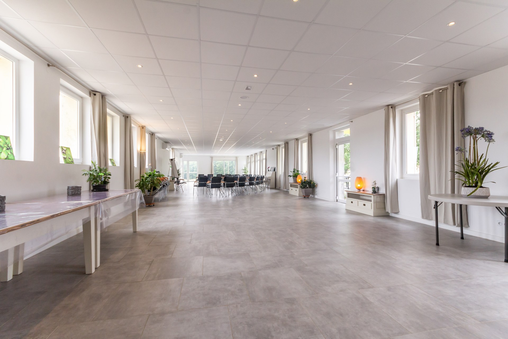 Grande salle de réception vide, lumineux et épuré